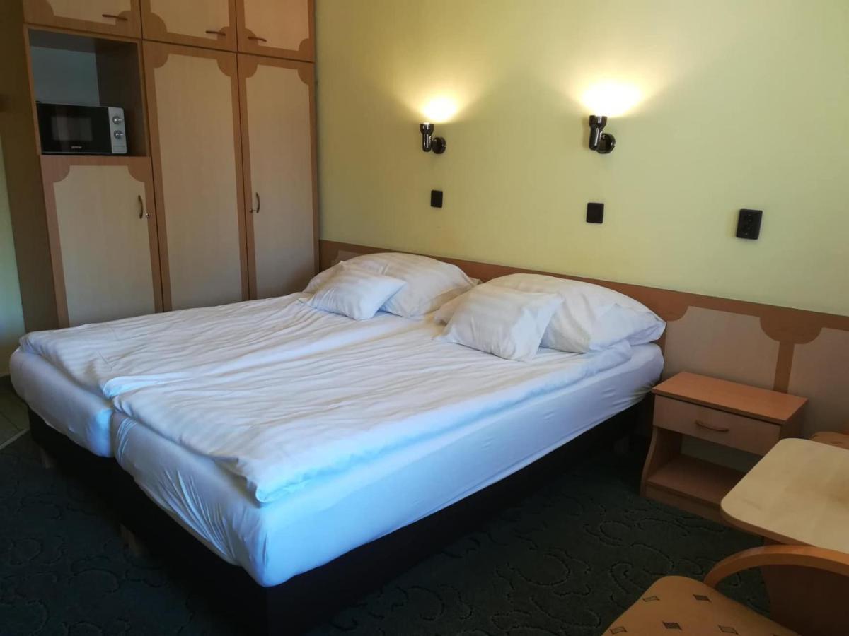 Hoforras Hotel Gyula Buitenkant foto
