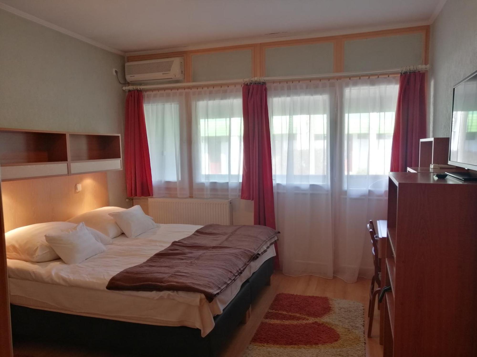 Hoforras Hotel Gyula Buitenkant foto