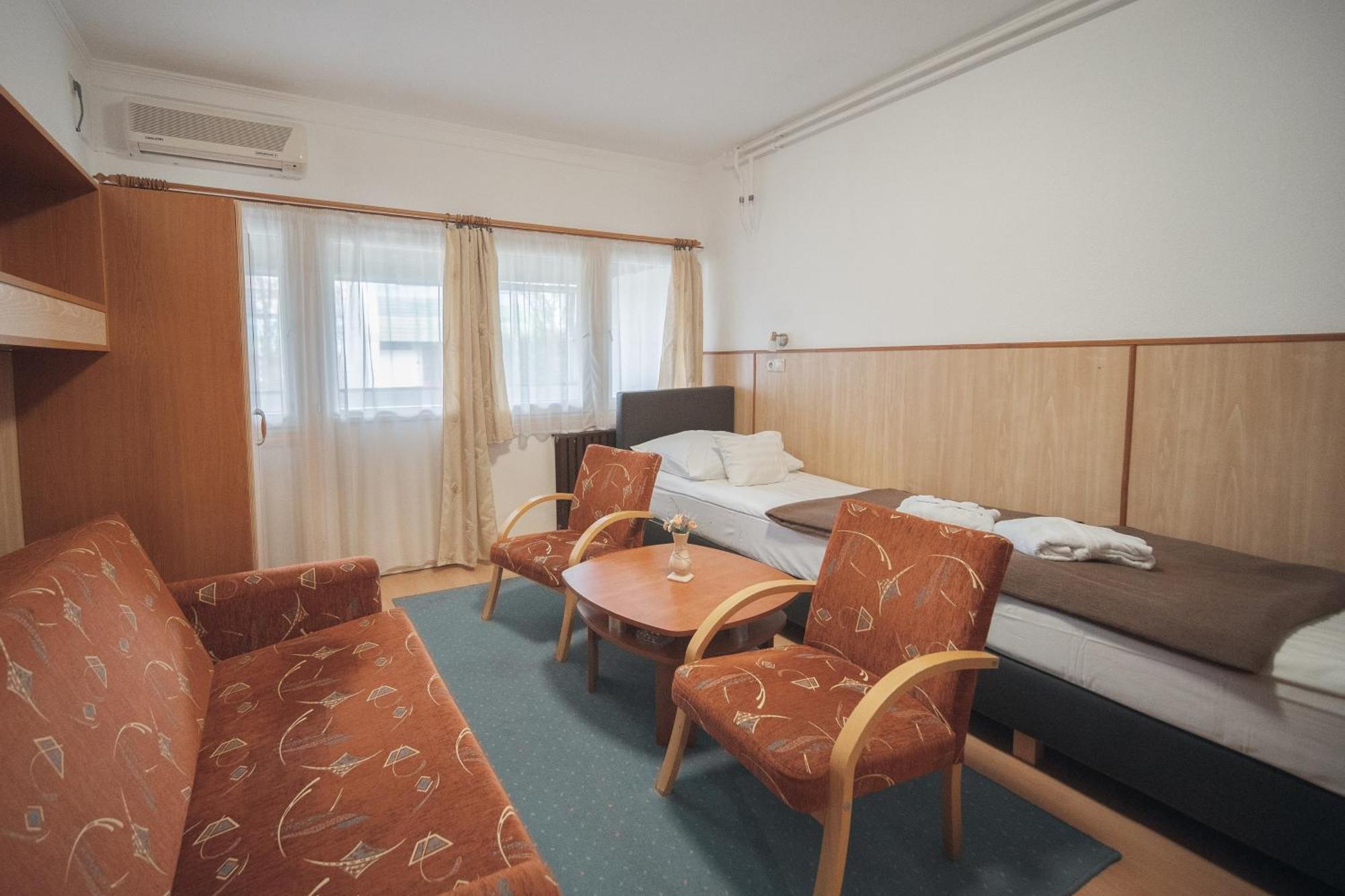 Hoforras Hotel Gyula Buitenkant foto